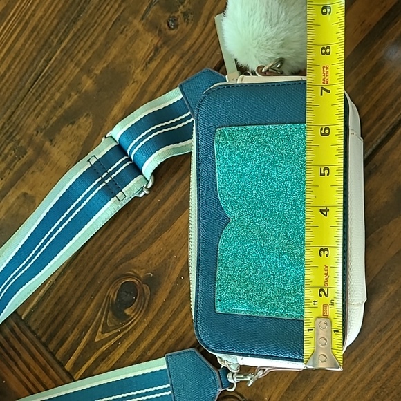 Small camera bag with guitar strap - Picture 9 of 9